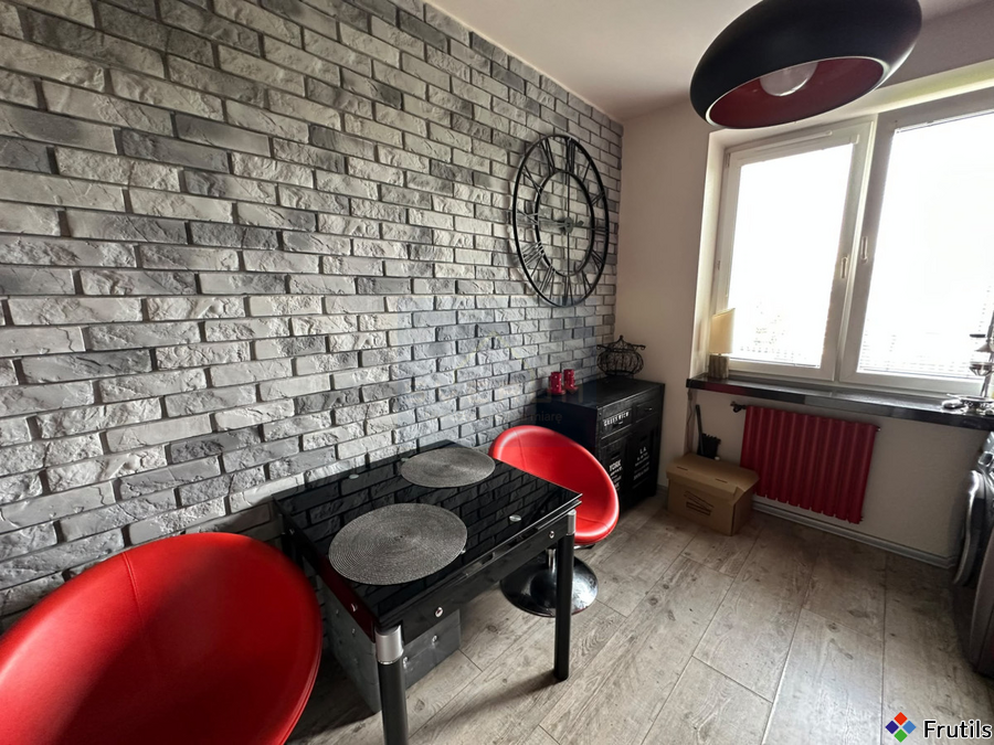 M3 z balkonem, Trzech wieszczów – zdjęcie 5 z 7